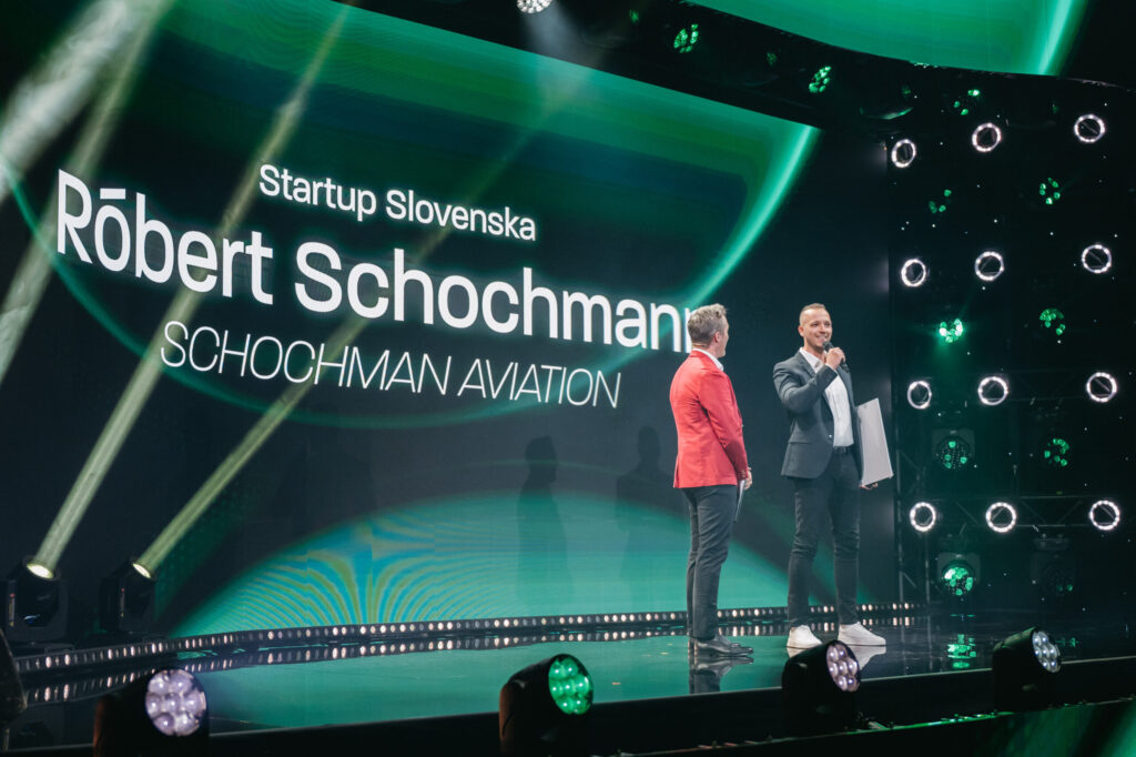 Robert Schochmann on the main stage after receiving the "Startup of the Year" award